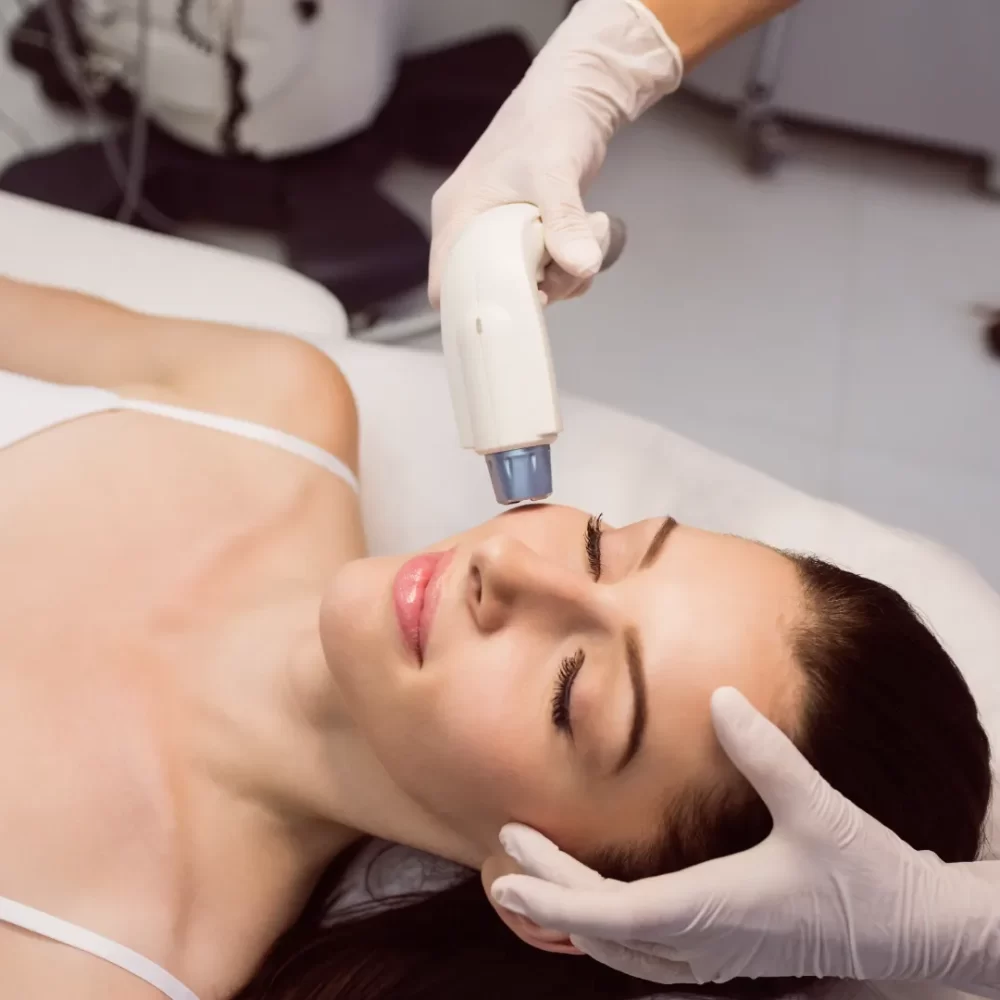 compressed_dermatologist-giving-facial-massage-through-soniclifting